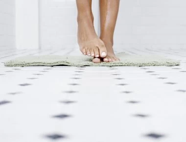 Προσοχή: Μην πατάτε ξυπόλυτοι στο μπάνιο – Δείτε γιατί…